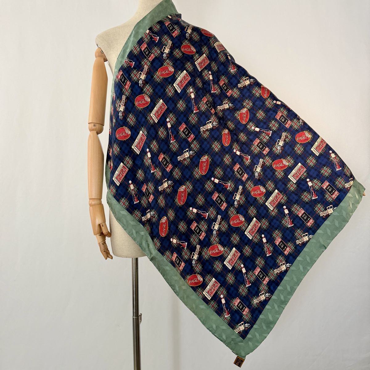 Foulard & Sciarpe: Vintage Coca-Cola 100% Silk Scarf – Usato da Emmen venduto da Colette-Juliette