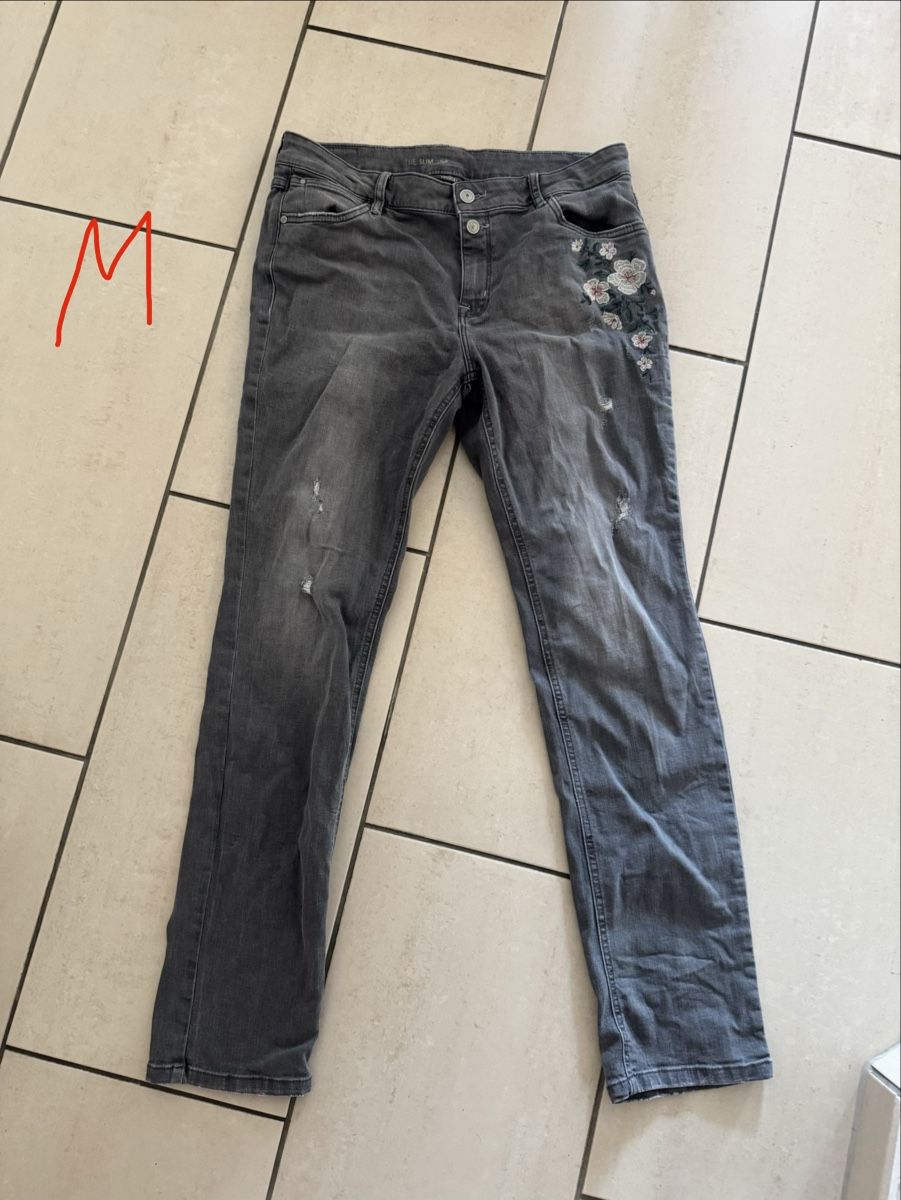 Jeans: Jeanshosrn mit Blumenmuster – D'occasion à Bottenwil par NadjaP.