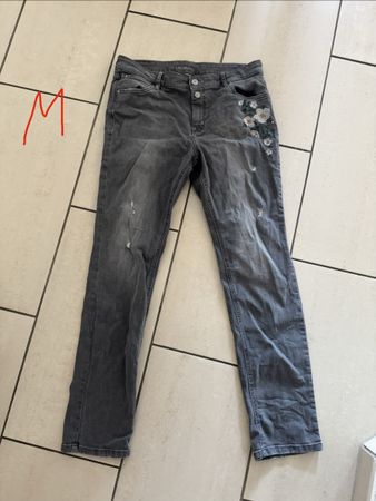 Jeanshosrn mit Blumenmuster