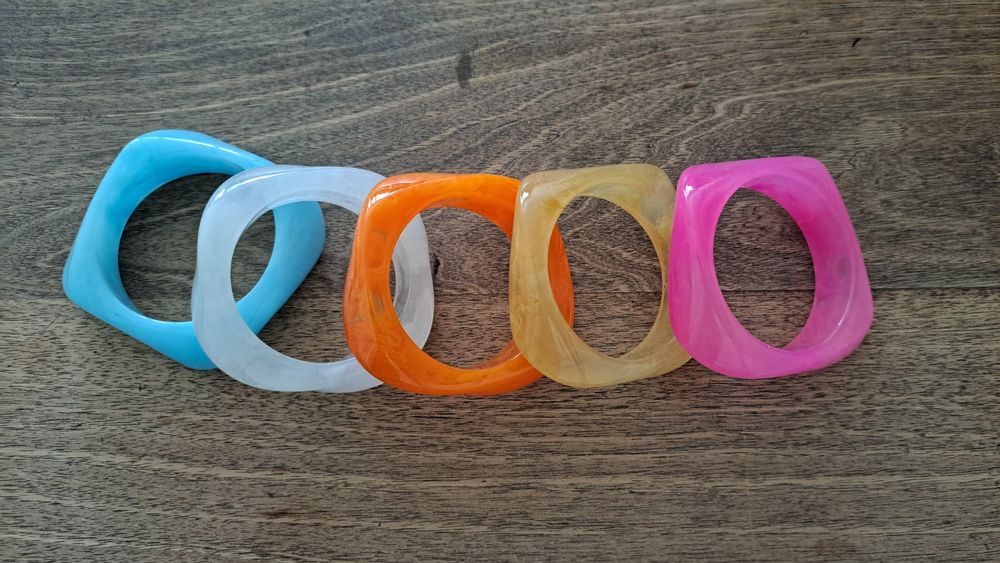 Bracelet Rigide SCHERRER En Résine Nacrée Avec Strass - État Comme Neuf, Occasion
