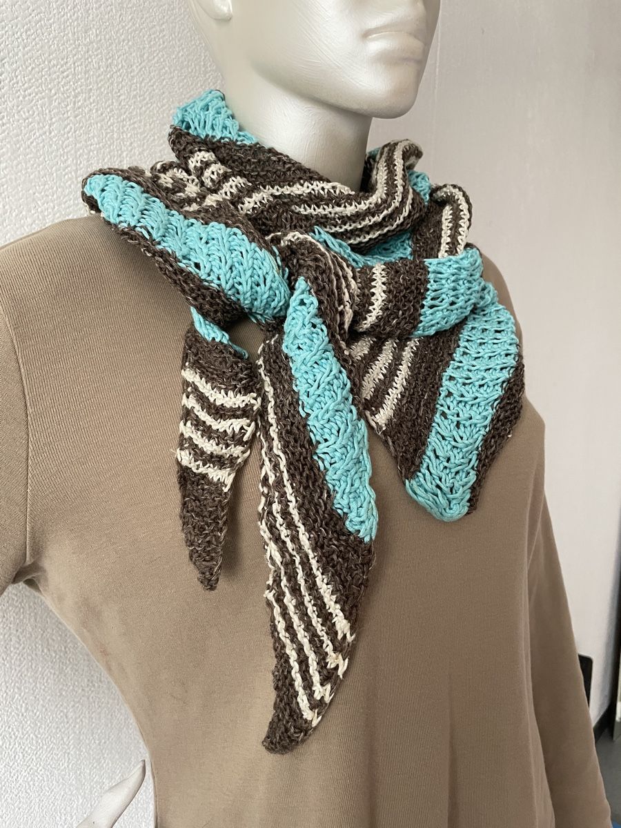 Foulard & Sciarpe: Grosses Dreieckruch, Statementtuch handgestrickt – Nuovo e nell'imballaggio originale da Fislisbach venduto da handglismet 1