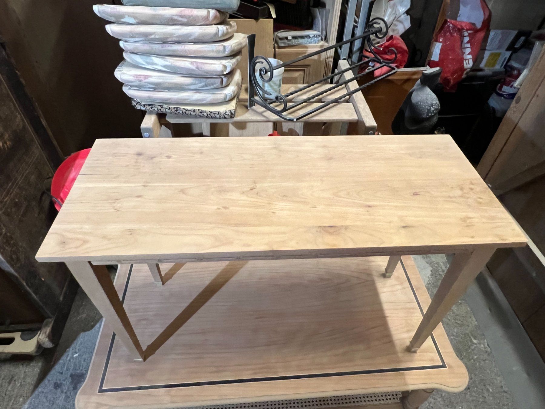 Tavoli: ART 987-J Table d'appoint marquetée sablé – Usato da Pont-La-Ville venduto da BCMGLEAL 1