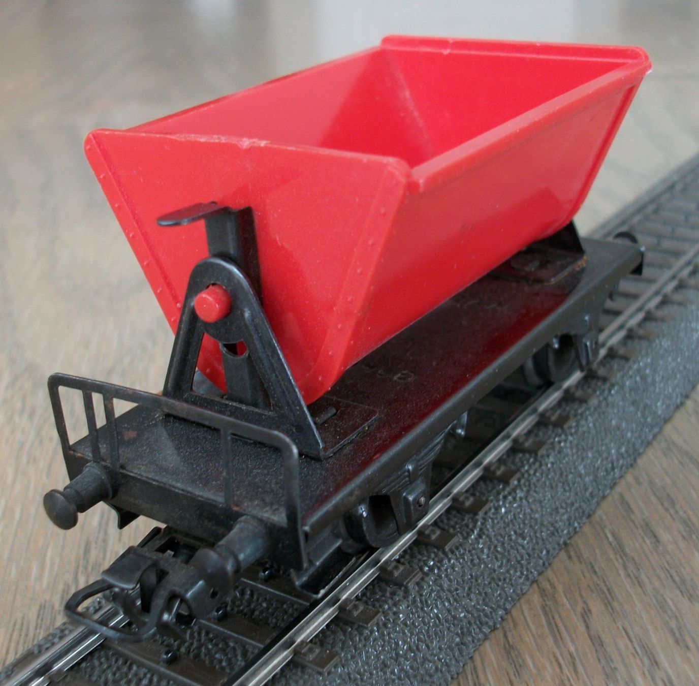 Märklin Modellini di ferrovie: Kippwagen mit roter Lore – Usato da St. Moritz venduto da Manu7500