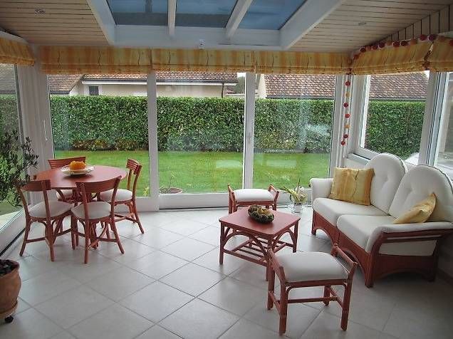 Set di tavolo e panche: Petit canapé et table de salle à manger – Usato da St-Barthélemy VD venduto da John_