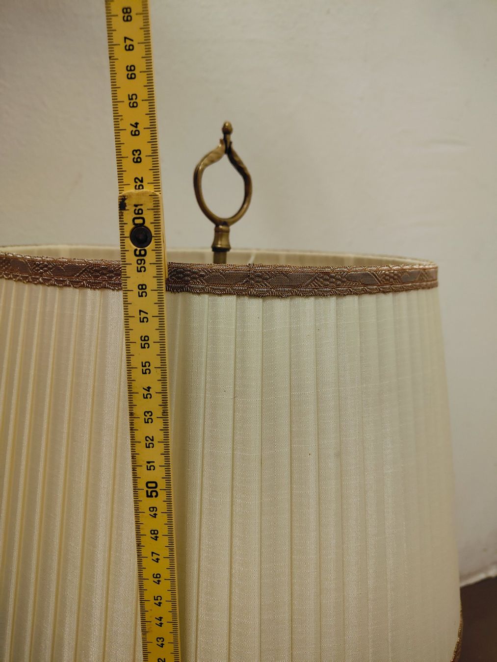 Lampade: Vintage Tischlampe, Messingfuss mit Stoffschirm – Usato da Olten venduto da Mezopotamya 4