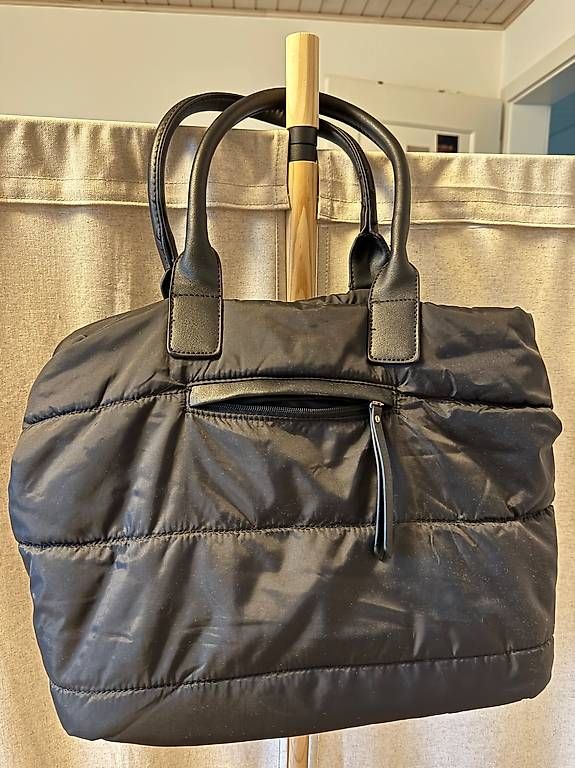 Borse da donna: Gepolsterte, wasserdichte schwarze Tasche – Usato da Kriens venduto da vio_c5wx 2