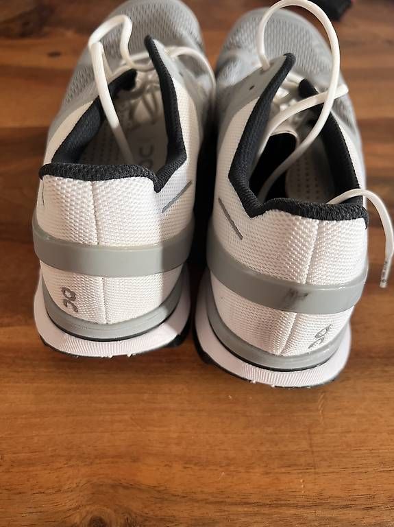 On Chaussures hommes: On Cloudsurfer ungetragen 46 – D'occasion à Flums par mojo265 2