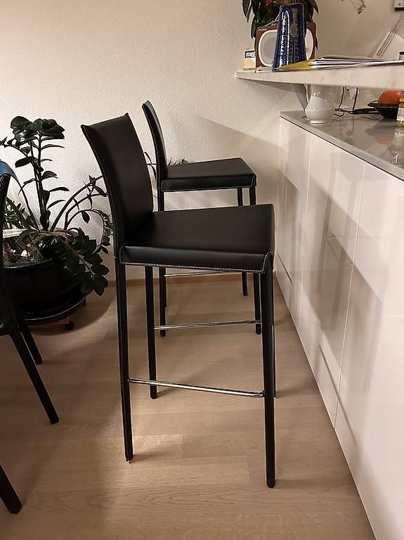 Chaises: 2 schwarze Barstühle mit Lederbezug – D'occasion à Winterthur par sim_jxy7