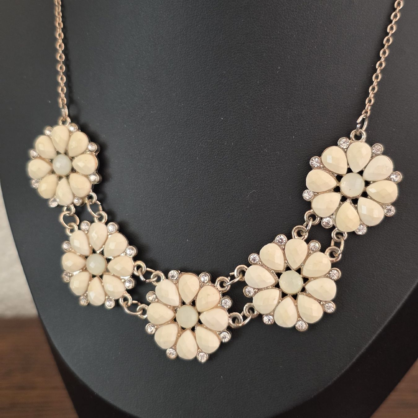 Ketten: Collier Blumenkettchen creme mit Strass neuwertig – Gebraucht aus Rheinsulz von Gilea