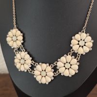 Collier Blumenkettchen creme mit Strass neuwertig
