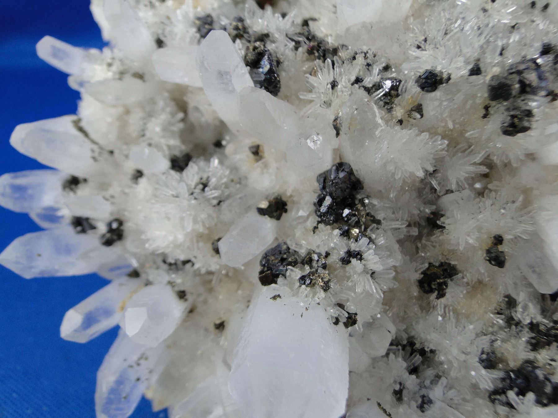 Minerali & Pietre curative: Bournonit mit Sphalerit auf Bergkristall – Usato da Schinznach Bad venduto da Demerald 8