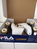 Weisse Rollschuhe