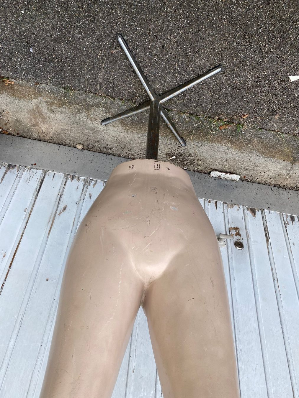 Altro in Decorazioni & Accessori: Schaufensterpuppe Halbwesen mit Chromfuss – Usato da Zürich venduto da Pyramid1 1