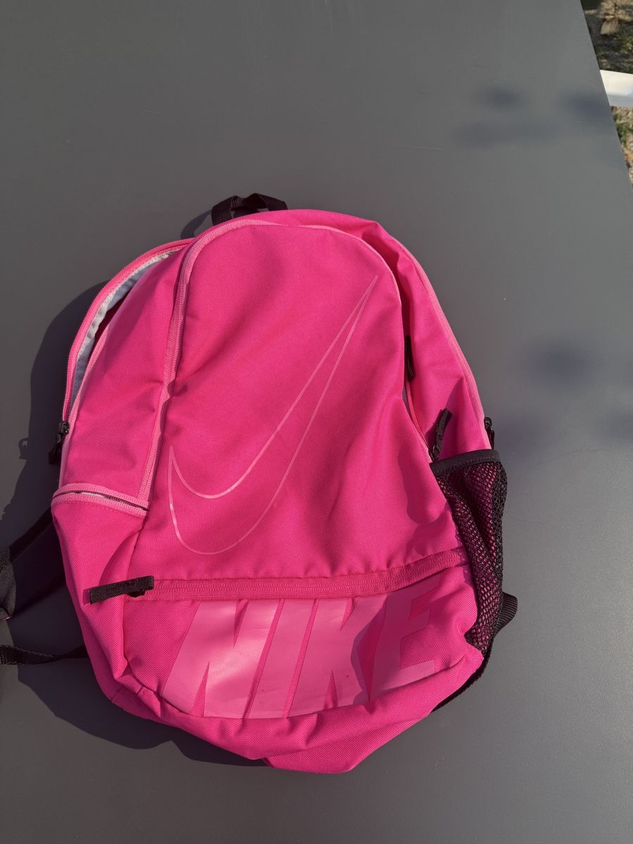 Nike Zaini: Nike Rucksack pink/schwarz – Usato da Liestal venduto da lea_j9xn