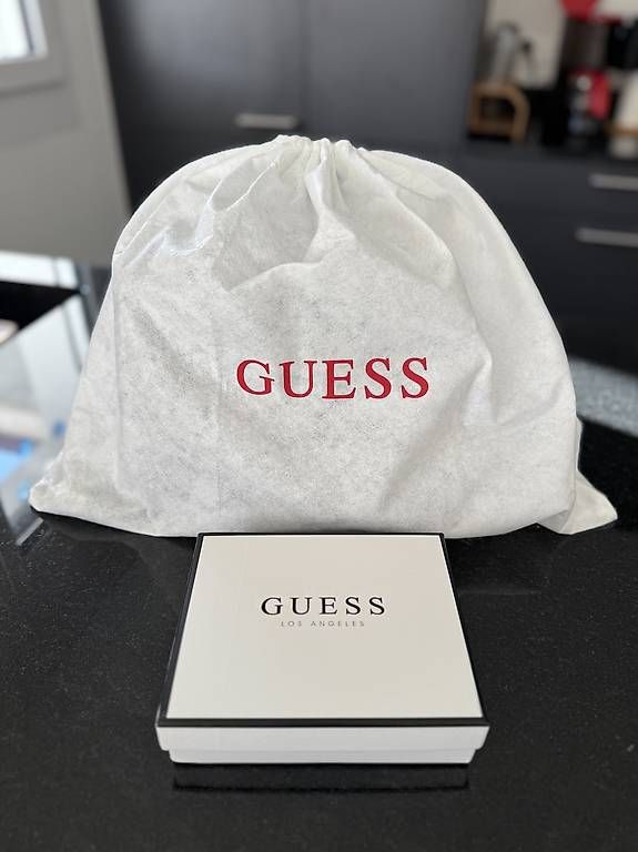 Guess Borse da donna: GUESS Handtasche & Geldbeutel – Usato da Wasen im Emmental venduto da cyn_fd6l 3