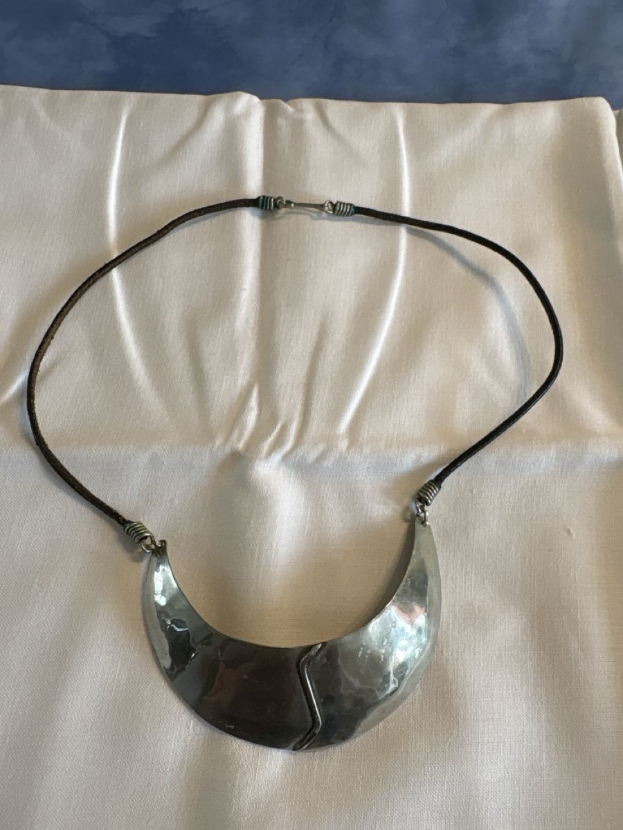 Catenine: Collier mit Metallanhänger und Lederband – Usato da Thun venduto da Gitarre-1