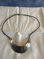 Collier mit Metallanhänger und Lederband