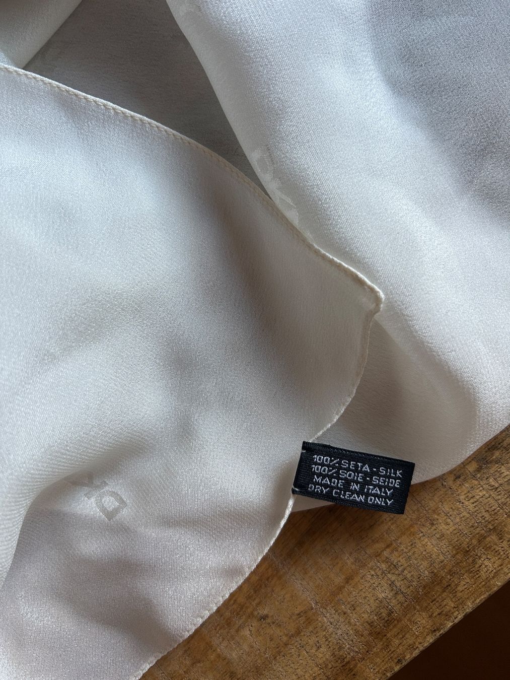 DKNY Foulard & Sciarpe: DKNY 100% Seidenfoulard – Nuovo (secondo la descrizione) da Illnau venduto da Monkky 2