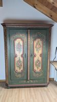 Bemalter Bauernschrank mit Blumenmotiven – ab 1 CHF