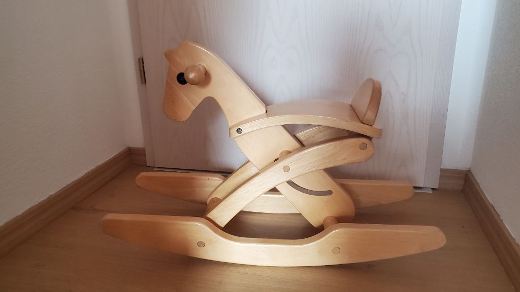 Giocattoli: Kinder Schaukelpferd aus Holz,  Neupreis CHF 160.- – Usato da Courtaman venduto da Silb