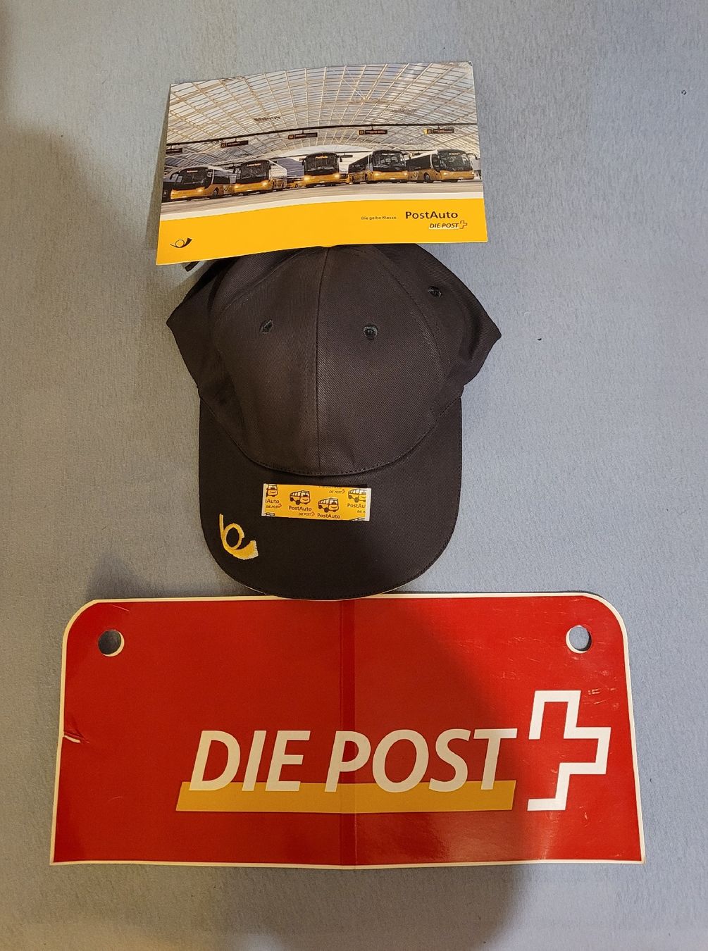 Copricapi, berretti & cappellini: Postauto Pack (Hut, Post Kleber, Post Pflaster, Postkarte) – Nuovo (secondo la descrizione) da Chur venduto da florianL.