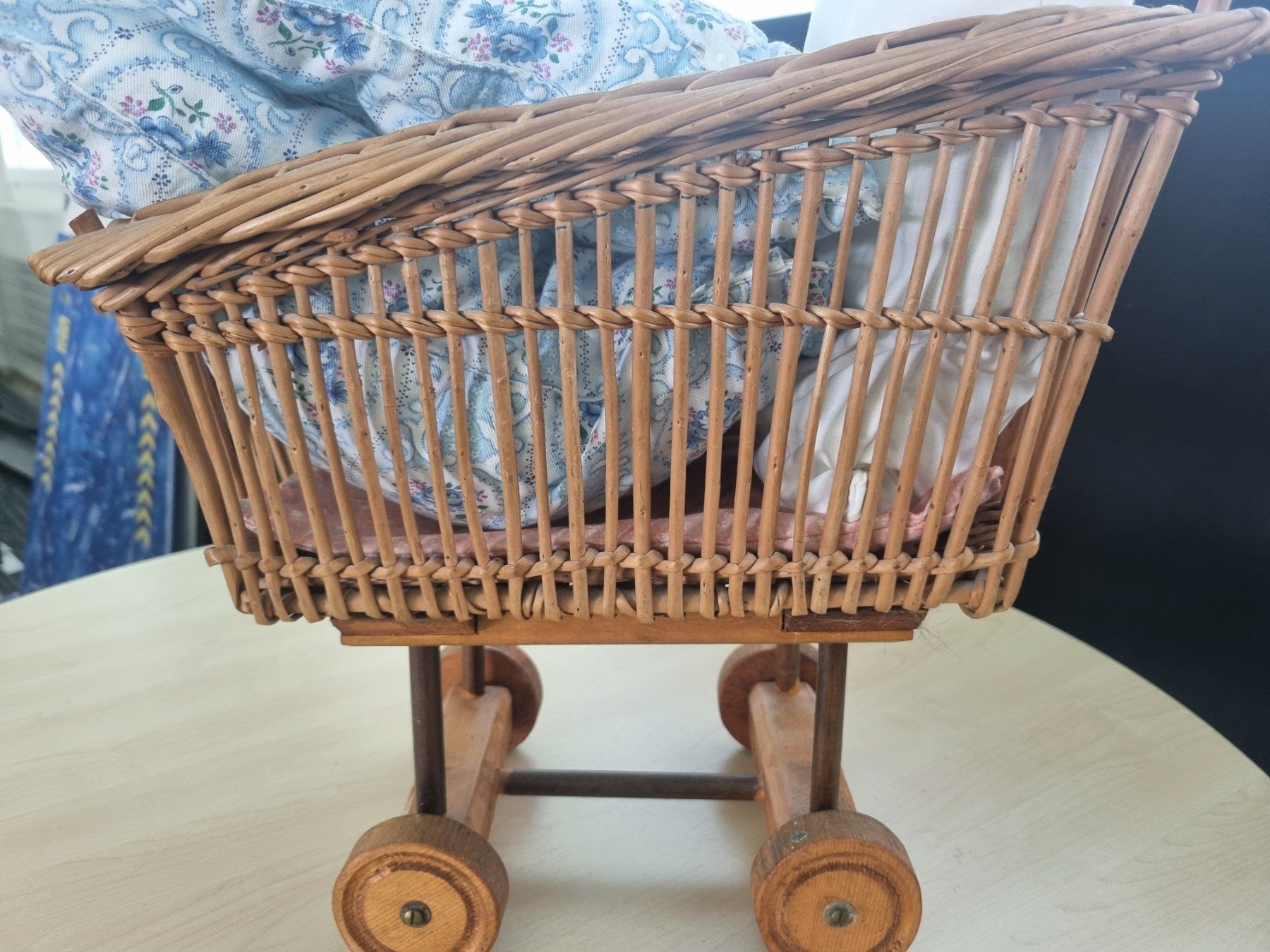 Puppenwagen aus Korbgeflecht mit Bettwsche wie Neu! (Gebraucht) in  Lenzburg fr CHF 12  nur Abholung auf Ricardo kaufen