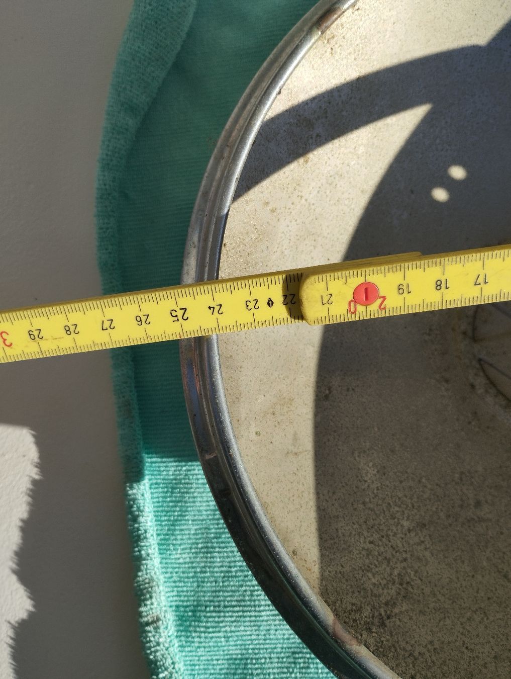 VW Tutti pezzi di ricambio auto: Radkappe VW Oldtimer silber Durchmesser 24 cm gebraucht – Usato da Ostermundigen venduto da Dinge1 4