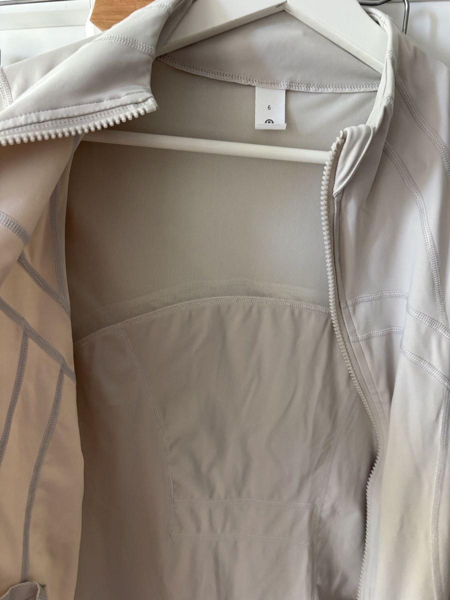 Lululemon Lotti di vestiti: Lululemon jacket and leggings off-white – Usato da Nyon venduto da My_wardrobe 4