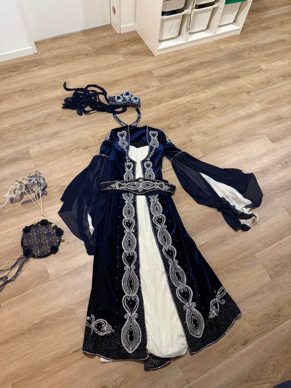Vestiti: Henna-Kleid oder Mittelalterliches Kostüm mit Zubehör. – Nuovo (secondo la descrizione) da Kollbrunn venduto da TC1903
