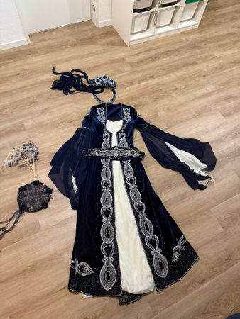 Henna-Kleid oder Mittelalterliches Kostüm mit Zubehör.