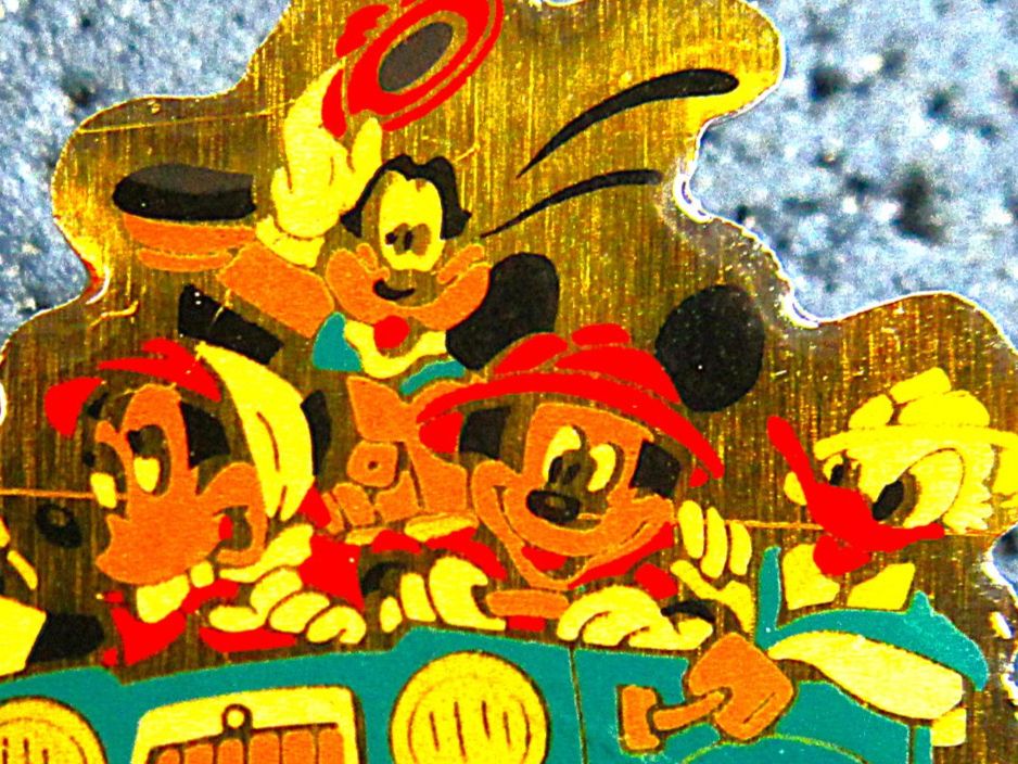 Disney Placchette & Badge: DISNEY FIGUREN IM AUTO PIN – Usato da Ettingen venduto da Hausi4711 1