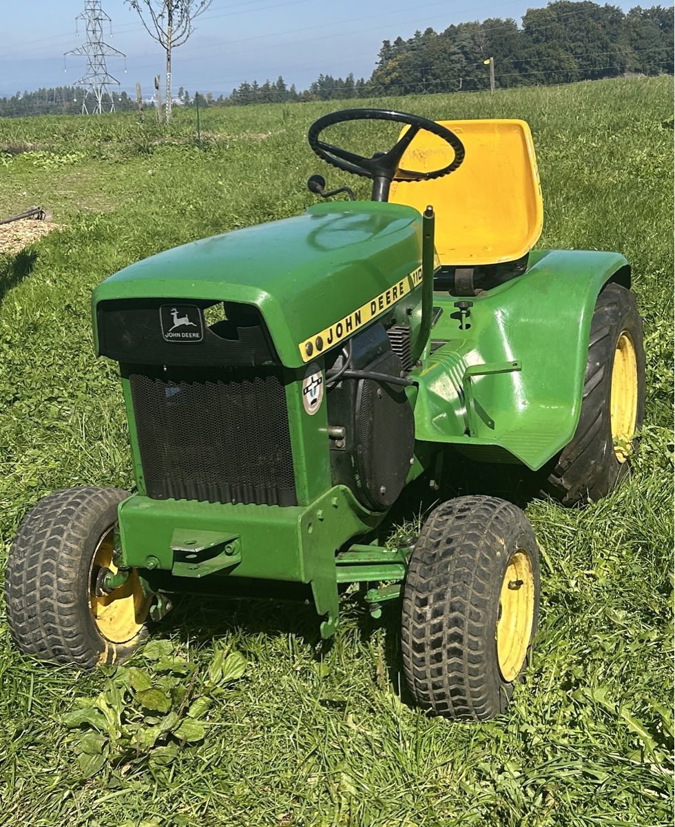 Best HD Pictures about  Stilvolle John Deere Rasentraktor Alt Bild  with No AI Images