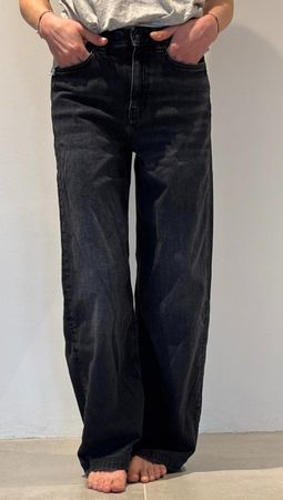 Jeans noir gris droit et large et souple de DryKorn T.24