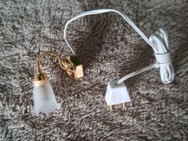 Hübsche Puppenhaus Lampe mit Stecker, goldfarbig, Licht geht