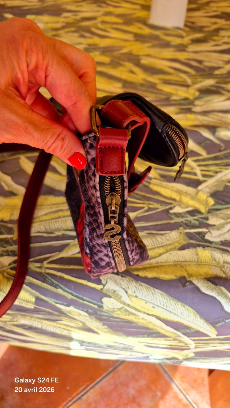 Autres vêtements & accessoires: Desigual. Sac bandoulière – D'occasion à Reconvilier par something4you 4