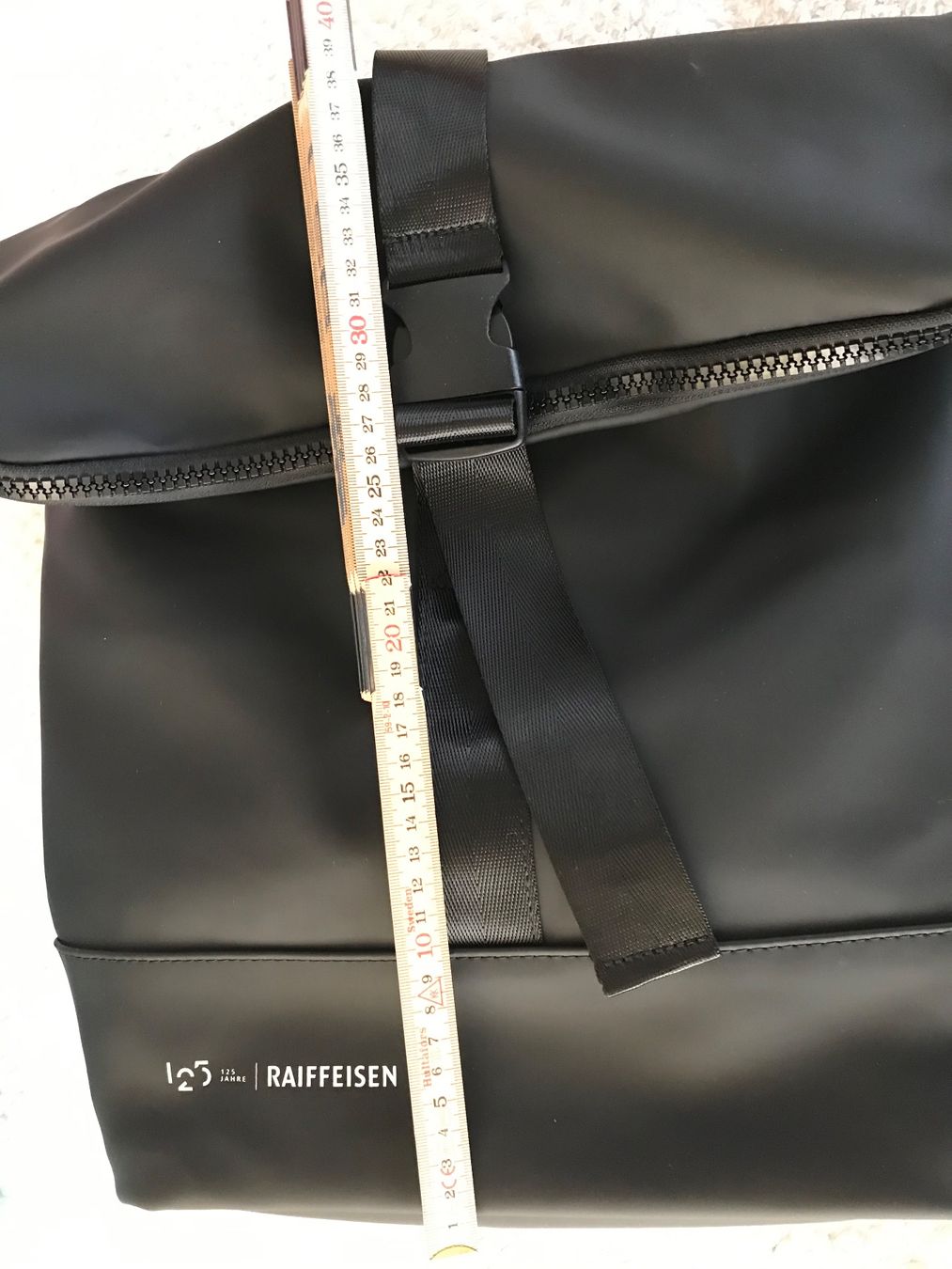 Zaini: Schwarzer Raiffeisen Rucksack - neuwertig – Usato da Niederteufen venduto da mix18 3
