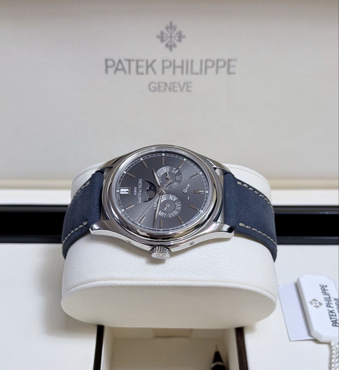 Patek Philippe Orologi: Patek Philippe Annual Calendar 5146P CH-Fullset – Usato da Zürich venduto da WATCHROOM 7