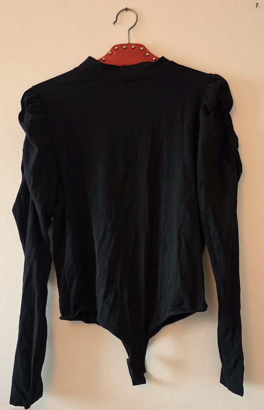 Only Maglioni & Felpe: Schwarzer Body mit gerafften Schultern – Usato da Lyss venduto da wal_q9rg 1