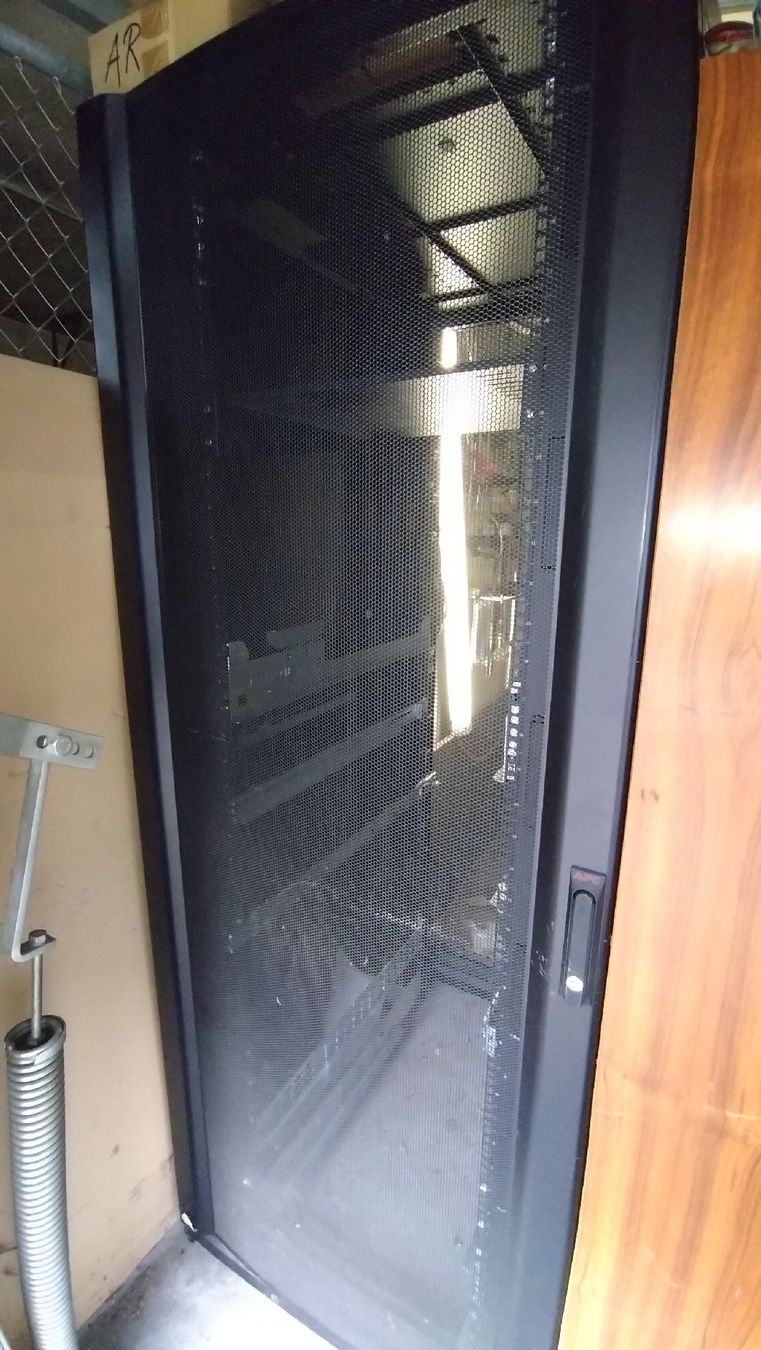 Apc Racks & Cavalletti: APC Server Rack mit Zubehör, 2 PDUs & UPS Trafo – Usato da Zürich venduto da hanmus31 2