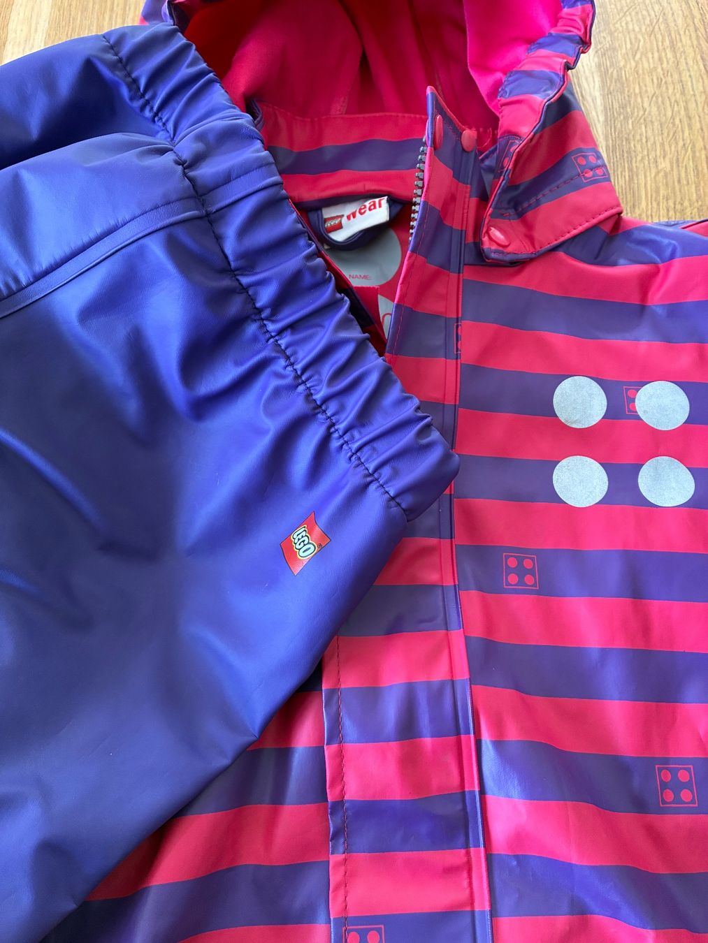 Lego Lotti & Set di vestiti: Lego Wear imperméable rayé, taille 116 – Usato da Confignon venduto da Gd8 3