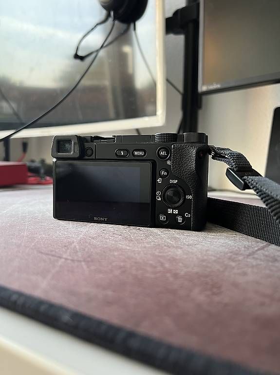 Fotocamera: Sony A6100 + 16-50 Kit Objektiv - kompakte APS-C Kamera – Usato da Ebmatingen venduto da kaf_9myw 1