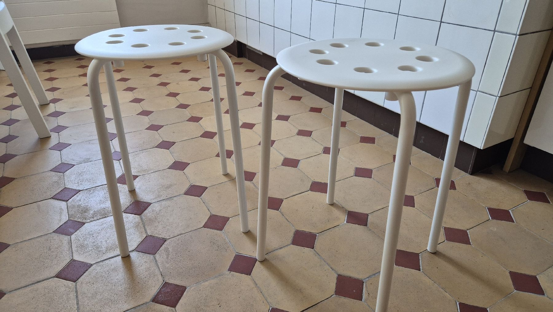 Sedie: Ikea white stool, Marius model, set of 2, good condition – Usato da Zürich venduto da ManuelMB 1