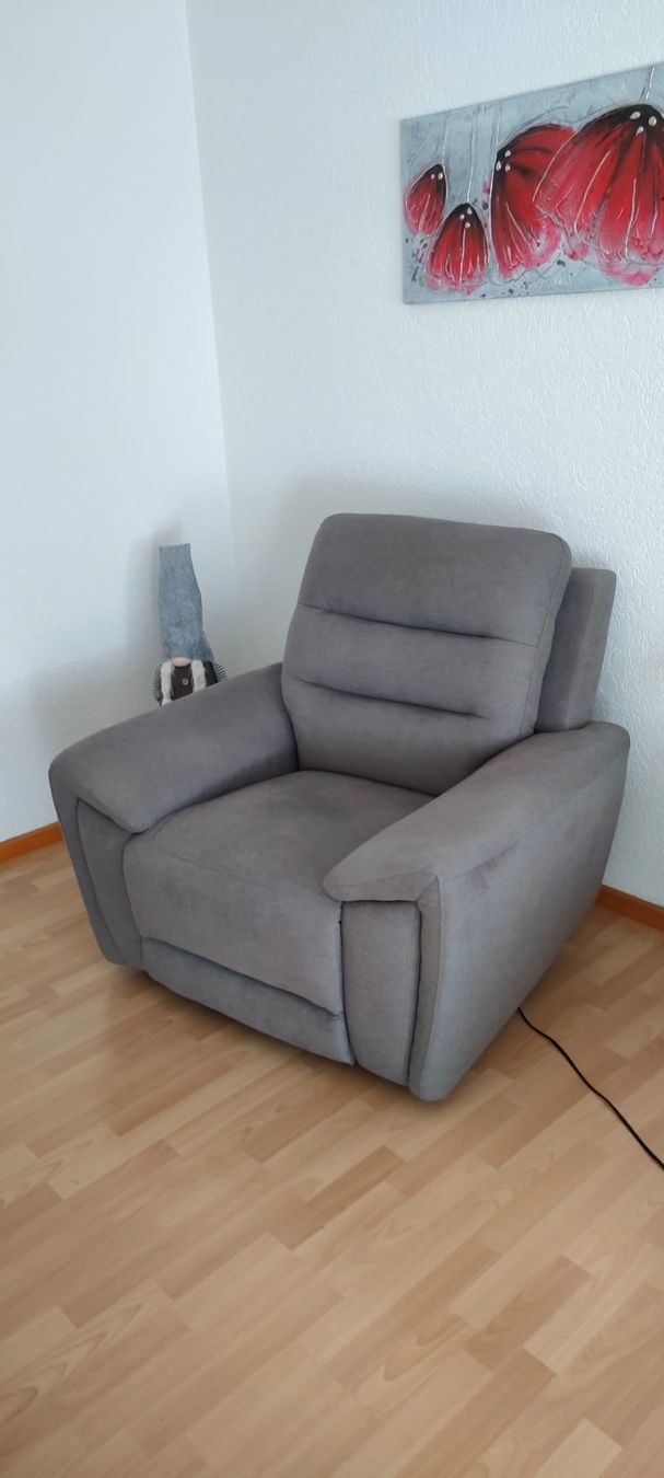Fauteuils: Grauer Relaxsessel mit Motor – D'occasion à Münchenbuchsee par Ruth0 1