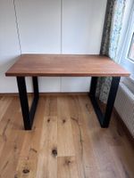 Massivholz Schreibtisch mit schwarzen Stahlfüssen
