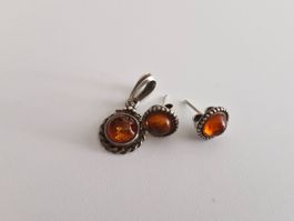 Anhänger und Ohrstecker mit braungelbem Bernstein