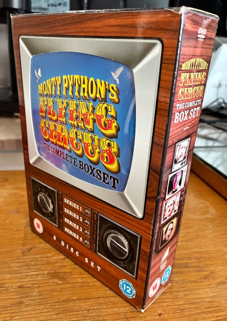 Tutti i DVDs: Monty Python's Flying Circus - Complete Series 1- 4 (DVD) – Usato da Vevey venduto da zecollector