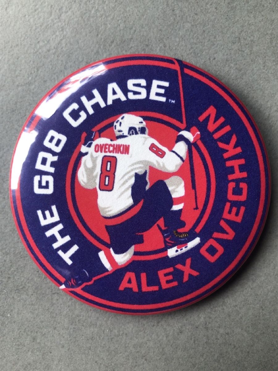 Spille & Fermagli: Ovechkin Button Pin “The GR8 Chase” – Nuovo (secondo la descrizione) da Osogna venduto da goodthingme