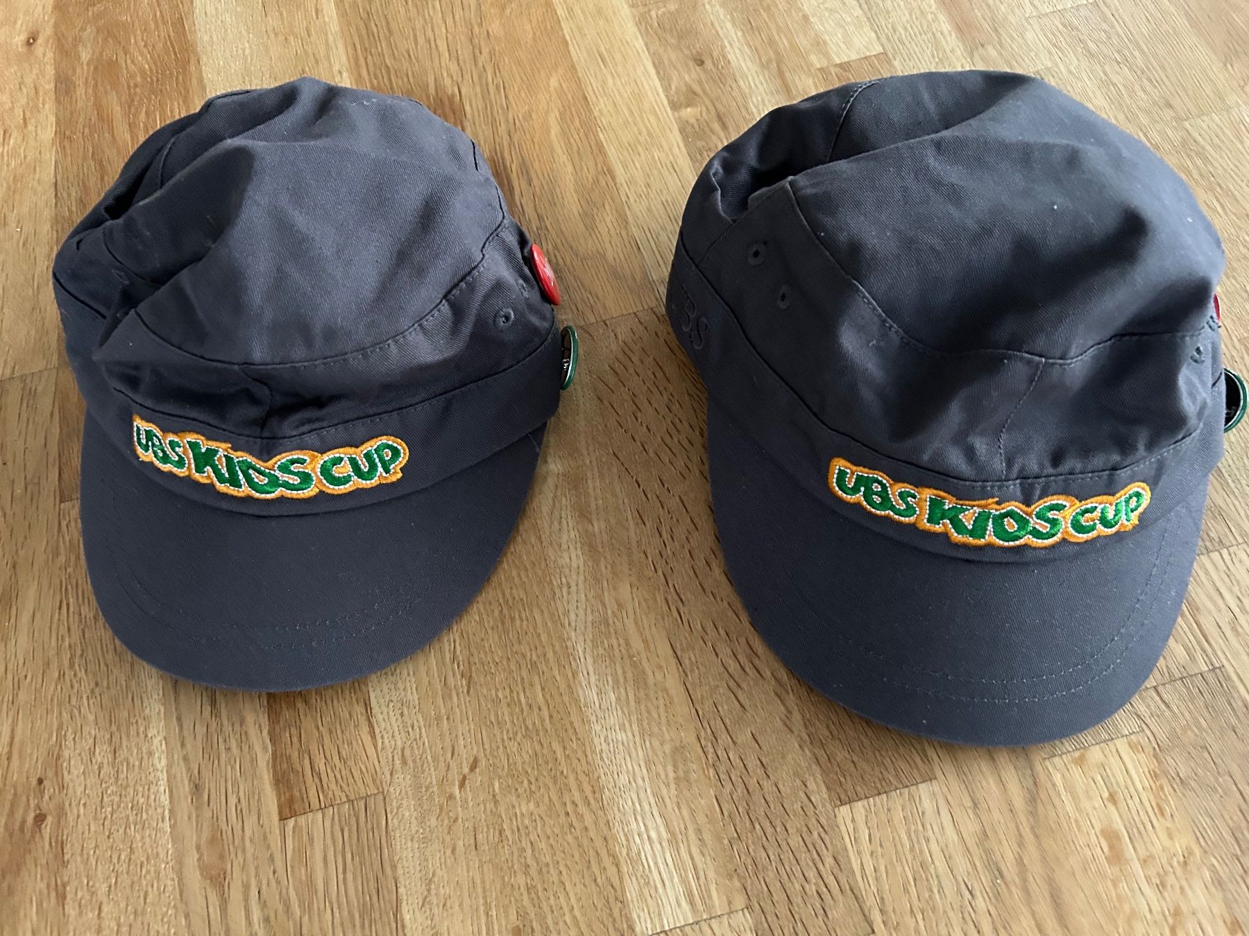 Sonstige Jungenkleidung: 2 Caps UBS Kids Cup mit Buttons – Gebraucht aus Biel/Bienne von RTrudeau