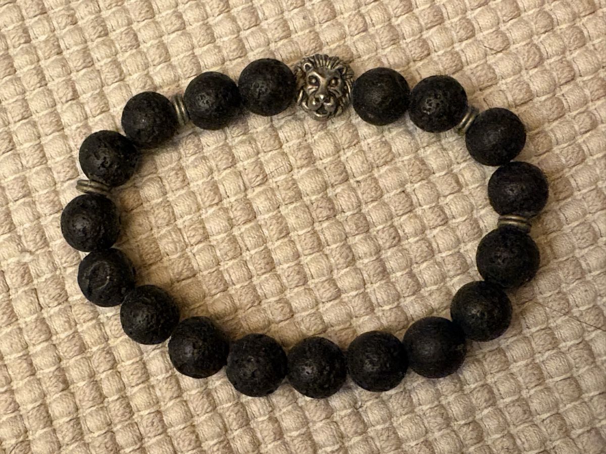 Bracciali & Braccialetti: Armkette mit Lava Stein und Löwenkopf – Usato da Rümlang venduto da baselsale1