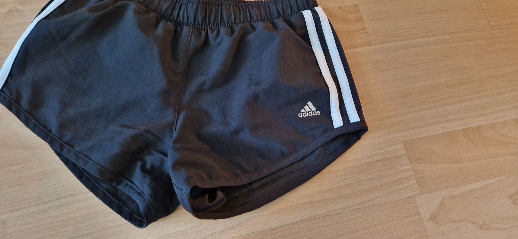 Adidas Pantaloni: Schwarze Adidas Shorts, Gr. 140  – Nuovo (secondo la descrizione) da Rüfenacht BE venduto da Loeti1992 1